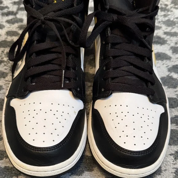 Nike Men's Black and Yellow Jordan - Picture 3 of 7